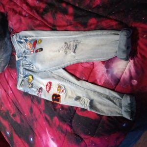 Distressed jeans with patches